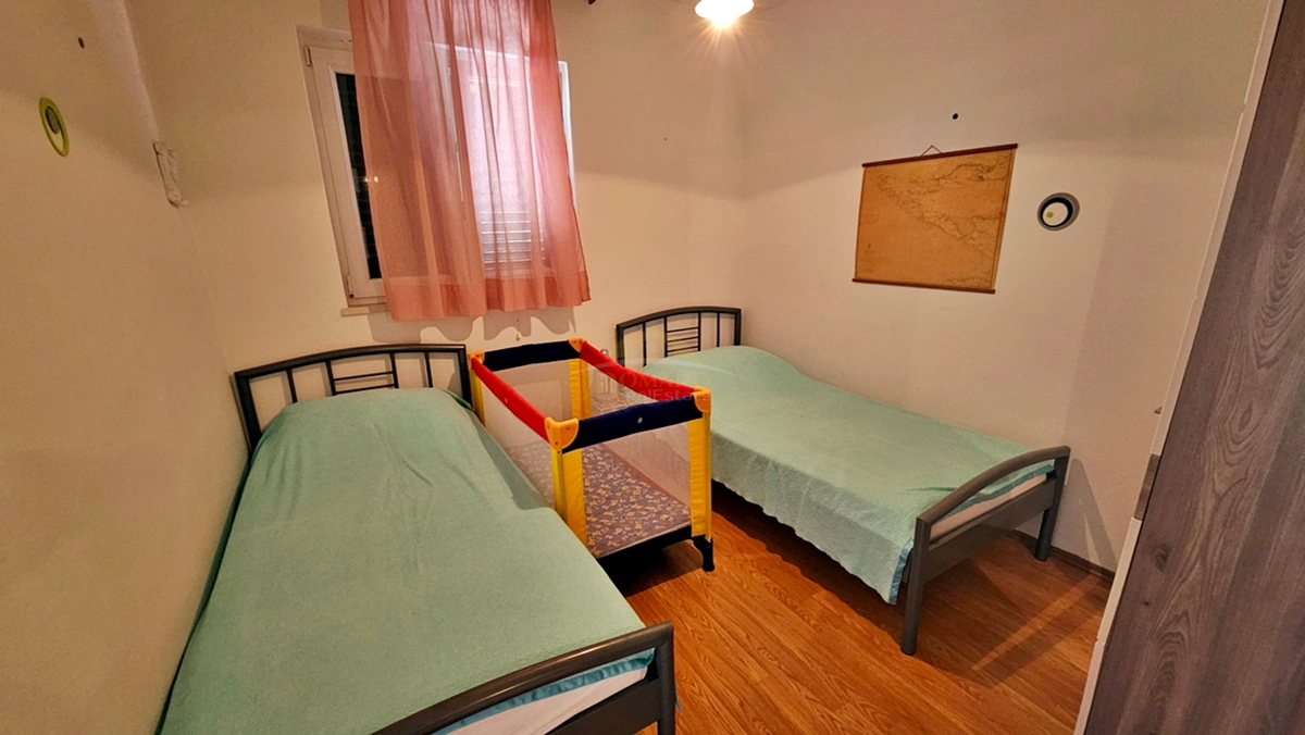 Samostojna hiša v Okrugu Donjem/Čiovo na izjemni lokaciji, drugi vrsti od morja